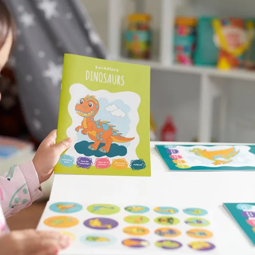Miniatura 8 de THE TWIDDLERS 12 libros de dinosaurios para colorear para niños (4 temas, 48 crayones 216 calcomanías), mini libros para colorear para niños