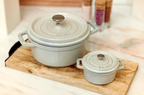 Miniatura 4 de Staub - Olla redonda de hierro fundido de 2.75 cuartos, color trufa blanca, fabricada en Francia