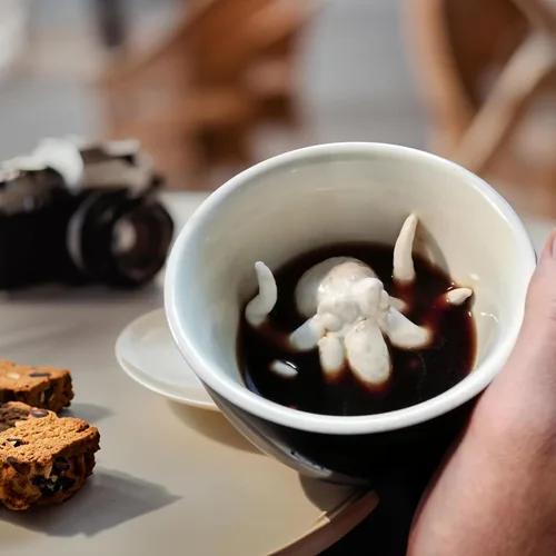 Miniatura 2 de Creature Cups - Taza de cerámica CTHULHU (11 onzas, exterior negro) - Tazas espeluznantes - Taza de animal 3D oculto en el interior que emerge