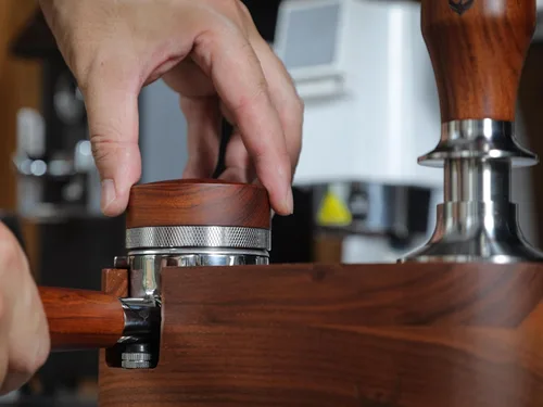Miniatura 2 de Herramienta de distribución de espresso de 51 mm KNODOS Distribuidor de café de madera de palo de rosa Distribuidor de café de acero inoxidable