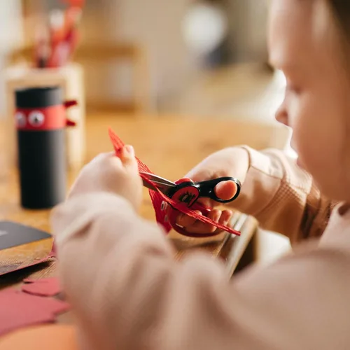 Miniatura 9 de FISKARS Magic Morph - Tijeras para niños, la imagen se mueve cuando se inclina, punta puntiaguda para mayores de 4 años, diseño divertido de ninja