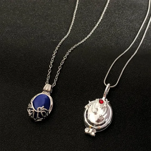 Miniatura 4 de Juego de 14 piezas de calcomanías de The Vampire Diaries de Elena Gilbert con apertura de medallón de verbena con colgante de collar de Katherine