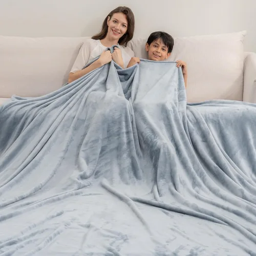 Miniatura 6 de Berkshire Blanket Cobija de cama VelvetLoft® clásica de terciopelo sólido tamaño Queen, cobija de felpa ligera y suave para cama y sofá, color Negro