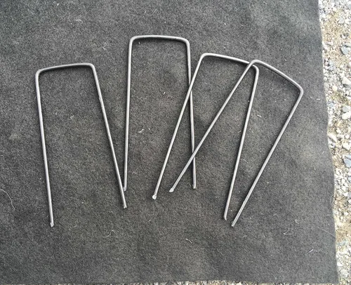 Miniatura 4 de Sandbaggy Grapas de jardín extra anchas de 2 pulgadas Grapas de jardín de grado industrial resistentes de calibre 9 Sostiene tubos de goteo