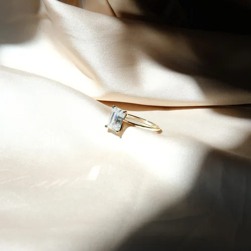 Miniatura 8 de espere Anillo de compromiso de moissanita de corte esmeralda de 2 quilates, anillo de compromiso clásico de oro sólido, anillo de oro amarillo de 14