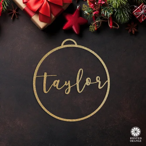 Miniatura 5 de Adornos minimalistas personalizados (individual; 6 pulgadas) – Adornos de Navidad personalizados de metal moderno con nombre cursivo para árbol