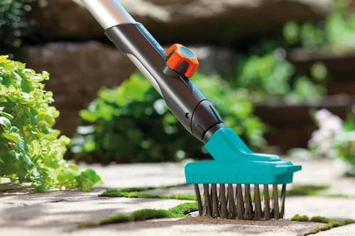 Miniatura 3 de Gardena Combisystem Cepillo para juntas M: asistente de jardín ideal para una fácil eliminación de musgo de juntas de pavimentación y bordes