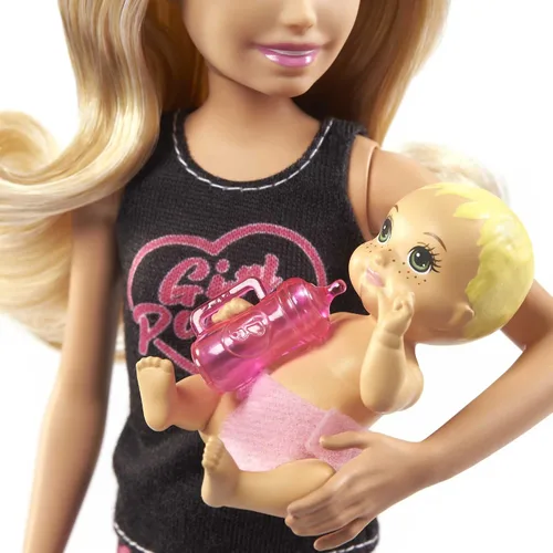 Miniatura 4 de Set de Barbie Skipper Babysitters Inc con muñeca rubia en camiseta 'Girl Power', muñeca bebé y 4 accesorios Rubio