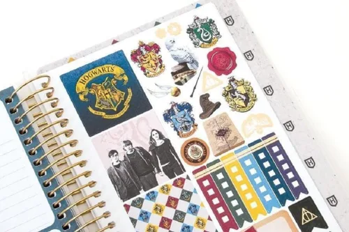 Miniatura 6 de Paper House Productions Harry Potter - Agenda de 12 meses sin fecha de 7.5 pulgadas con calcomanías de bandera de mes y evento, escudo de fundadores