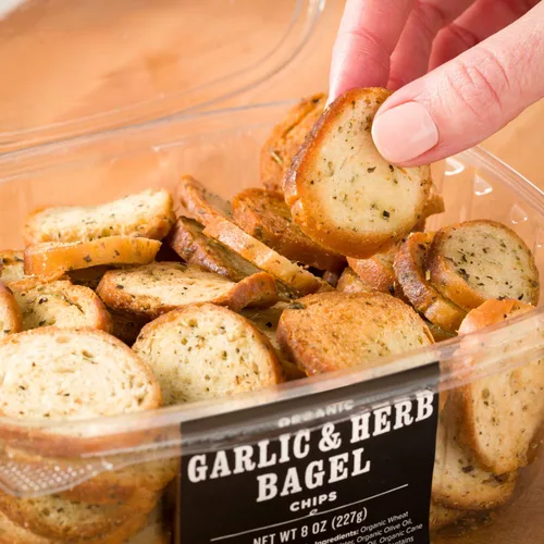 Miniatura 8 de Schwartz Brothers Bakery, Bagel chips, ajo y hierba, orgánico, kosher, artesanal, vegano. Recipiente recién horneado de 8 onzas (paquete de 2)