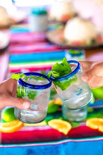 Miniatura 4 de Juego de 6 vasos soplados a mano (10 onzas) de México con borde azul cobalto, cristalería de vidrio de burbujas reciclada, rústica y hecha a mano