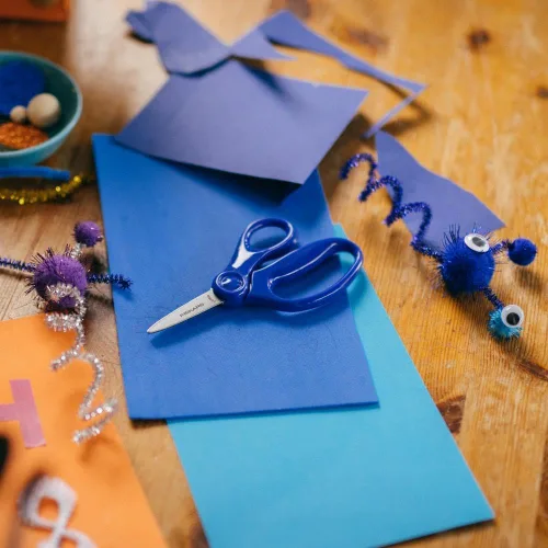 Miniatura 6 de Fiskars Tijeras de punta puntiaguda de 5 pulgadas para niños de 4 a 7 años - Tijeras para la escuela o manualidades - Suministros de regreso a