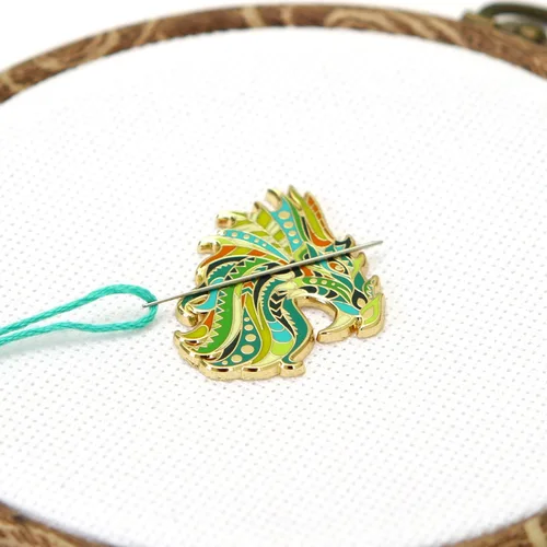 Miniatura 4 de Awesome Pattern Studio Needle Minder Set – Mandala Dragon Magnetic Needle Minder + 2 agujas Threaders. Pin esmaltado para punto de cruz, bordado