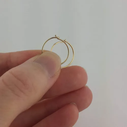 Miniatura 8 de Aretes de aro finos medianos de oro de 14 quilates para mujer, ligeros, minimalistas, para uso diario, de 1.5 pulgadas