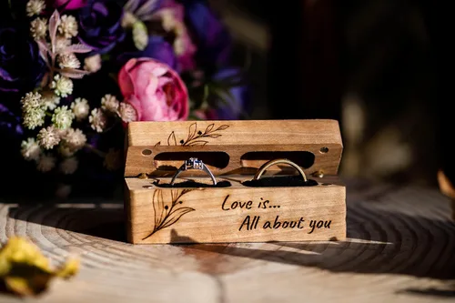 Miniatura 2 de LUNA MOTH Caja delgada de madera para anillos de boda, soporte de doble anillo de madera grabada para 2 anillos, caja rústica para propuesta
