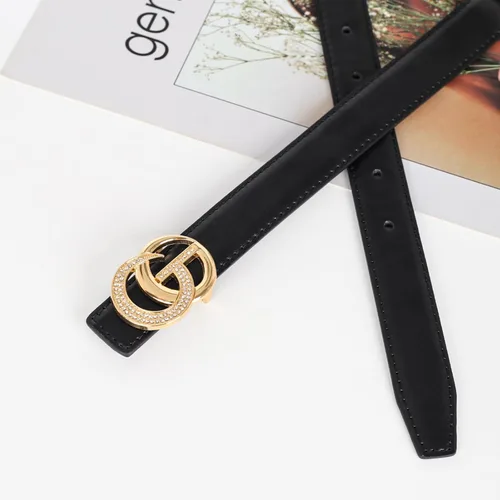 Miniatura 353 de Cinturón de cuero clásico con hebilla de metal para mujer con vestido de jeans