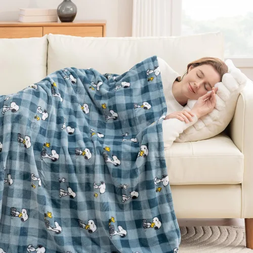 Miniatura 4 de Berkshire Blanket Peanuts® VelvetLoft® Manta de Felpa con el Tierno Personaje Snoopy, Peanuts Snoopy Everyday Buffalo Plaid Navy Tonal, Manta 55