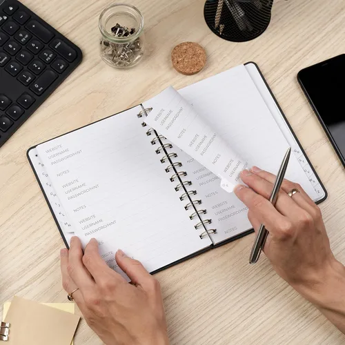 Miniatura 7 de Clever Fox Libro de Contraseñas en Espiral – Organizador de Direcciones de Internet y Contraseñas con Pestañas Alfabéticas Laminadas – Diario Negro