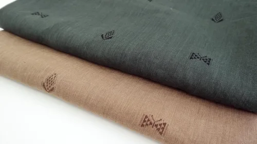 Tela de lino beige con bordado de flores y mariposas jacquard | Textil de patrón floral de alta calidad para manualidades, ropa y proyectos de