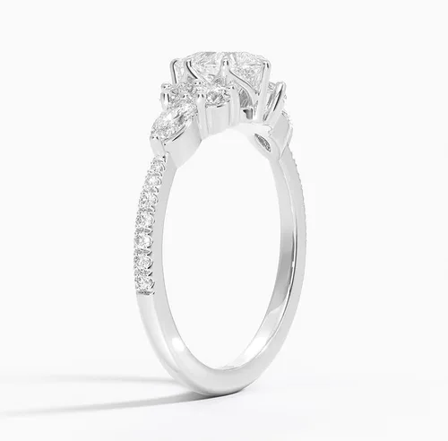 Miniatura 3 de Anillo de compromiso de diamantes creados en laboratorio con diseño de pera blanca de 1.06 quilates con corte excelente, cuatro puntas de garra