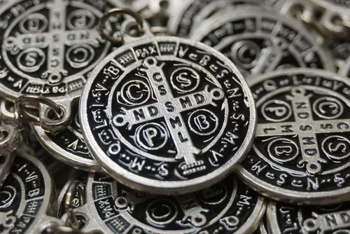 Miniatura 11 de Medalla de cruz esmaltada de San Benito con cápsula de suelo Monte Cassino