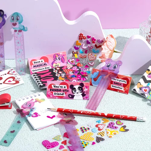 Miniatura 7 de JOYIN Juego de 28 artículos de papelería para el día de San Valentín con tarjeta de regalo para niños, incluye lápices, reglas, cuaderno