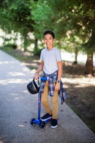 Miniatura 8 de Micro Kickboard - Maxi Deluxe de 3 ruedas, inclinado para conducir, scooter Micro de diseño suizo para niños, de 5 a 12 años Azul
