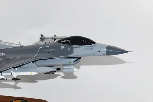 Miniatura 5 de Lockheed Martin F-16 Fighting Falcon®, escuadrón de prueba y evaluación 422d, modelo a escala de caoba de 18 pulgadas