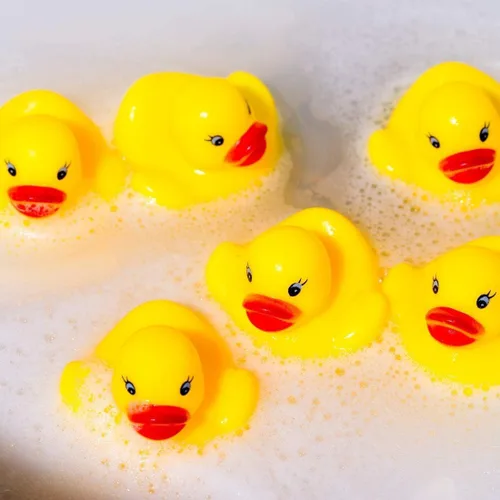 Miniatura 4 de Juego de mini pato de goma amarillo de 12 piezas, flotador y chirriante, mini pato de goma, baño para bebé, ducha con sonido de pato, juguetes