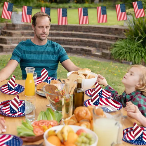 Miniatura 6 de QZYL 150 piezas de suministros para fiesta del 4 de julio, sirve 50 platos de papel y servilletas de papel con la bandera americana, decoraciones