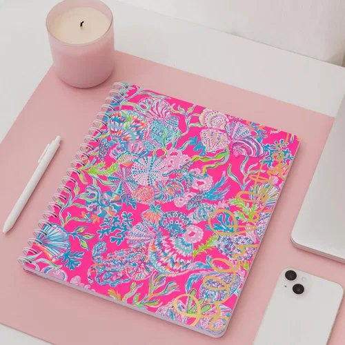 Miniatura 6 de Lilly Pulitzer Cuaderno grande de espiral de tapa dura rosa, 11 x 9.5 pulgadas con 160 páginas con rayas universitarias, Shell Me Something Good