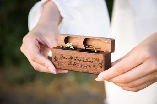Miniatura 3 de MUUJEE Caja de doble anillo Caja de madera delgada grabada para boda, ceremonia de compromiso, propuesta de anillo caja para 2 anillos, ideas