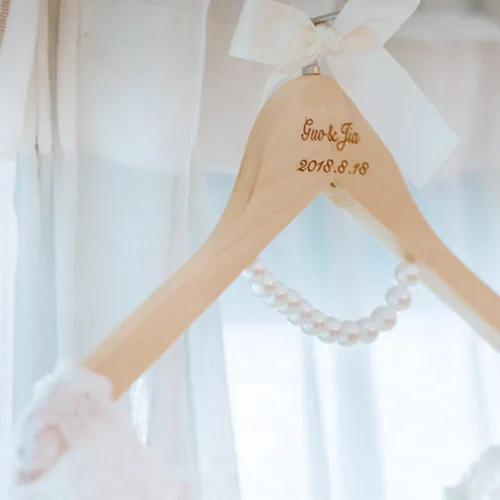Miniatura 3 de Perchas de novia personalizadas, perchas de madera blanca de primera calidad para vestidos de novia, vestidos de dama de honor, fiesta de novia