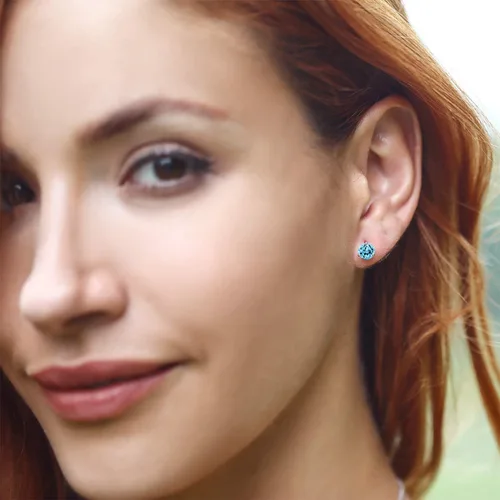 Miniatura 4 de Gem Stone King Aretes de tuerca de Martini de 3 puntas de oro blanco de 18 quilates con topacio azul suizo para mujer