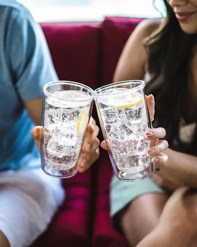 Miniatura 2 de Tervis Vaso de mesa transparente y colorido hecho en Estados Unidos de doble pared con aislamiento para viajes que mantiene las bebidas frías