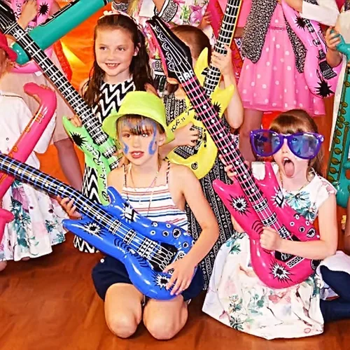 Miniatura 6 de Novelty Place 12 guitarras inflables para niños, 35 pulgadas, guitarras eléctricas inflables de 35 pulgadas, colores surtidos, juguete de guitarra