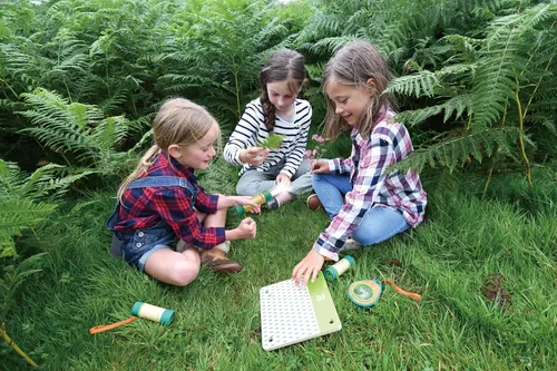 Miniatura 2 de Hape Linterna de mano con funda, hecha de bambú, diversión de la naturaleza, juguetes al aire libre