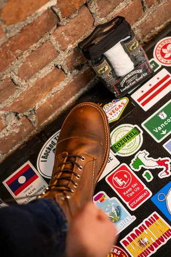 Miniatura 2 de Bickmore Kit de cuidado de viaje para zapatos y botas de cuero: repara, pule y brilla artículos de cuero en la carrera