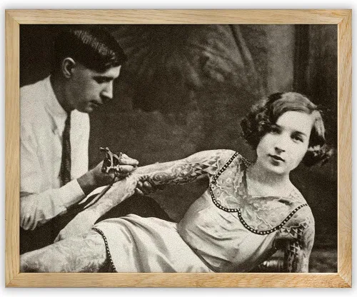 Fotografía vintage de dama tatuada 11x14 póster enmarcado–Cultura extraña y retro de tinta corporal, foto histórica en blanco y negro de tatuaje