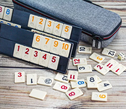 Miniatura 6 de Rummy Cube Game Original Rummy Tiles Juego de viaje con 4 estantes antideslizantes, funda de transporte rígida de EVA, números codificados por