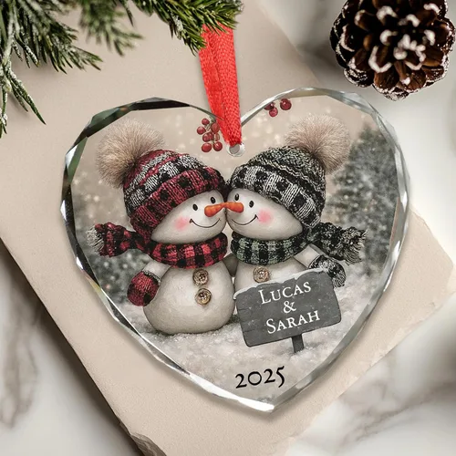 Miniatura 2 de Noni Adorno personalizado de cristal de corazón para parejas, nombres personalizados impresos y año 2026, muñeco de nieve para parejas, recuerdo