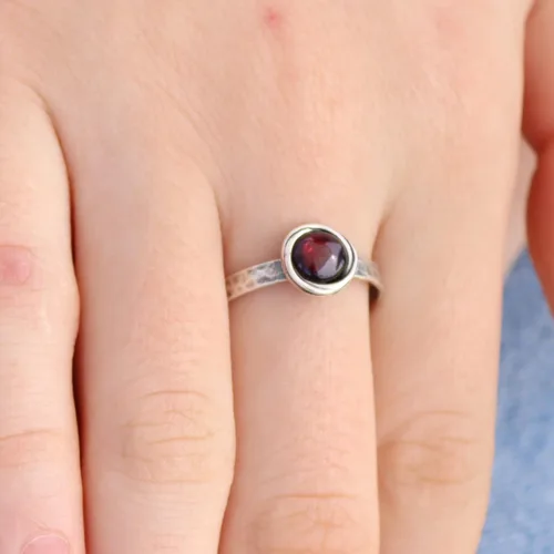 Miniatura 26 de Anillo de plata de ley con piedras preciosas para mujer, anillo apilable de piedra martillada, anillo de piedra natal