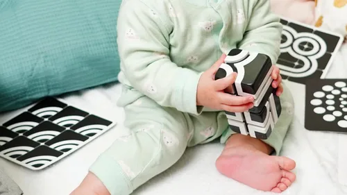 Miniatura 8 de QBI Juguetes magnéticos para bebés de 0 a 6 a 12 meses, tarjetas de bebé en blanco y negro, juguetes para recién nacidos, tarjetas de alto contraste