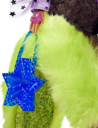 Miniatura 4 de Barbie Muñeca extra y accesorios con coletas largas y lazos para el pelo arcoíris en pantalones cortos y encogimiento de hombros peludo