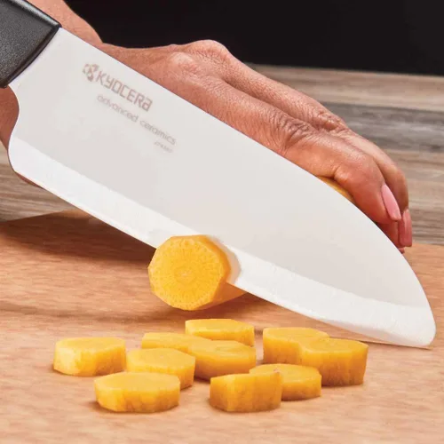Miniatura 4 de Cuchillo Santoku de la marca Kyocera Advanced Ceramic y de la serie Revolution con 5 1/2 pulgadas, hoja blanca, Blanco