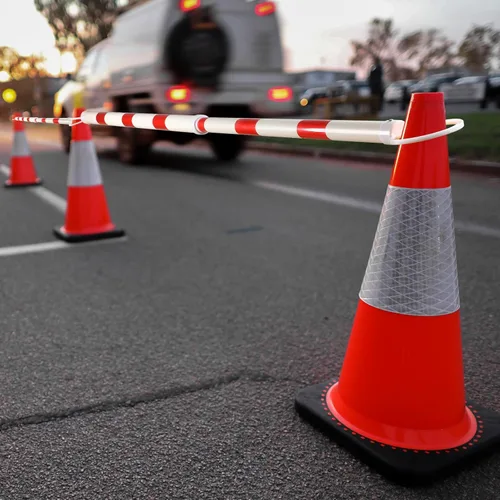 Miniatura 4 de Huwena 12 barras retráctiles de cono de tráfico de longitud de 4 a 6.9 pies, barricada de tráfico ligera para estacionamientos, construcción