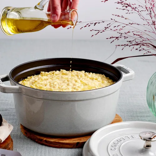 Miniatura 5 de Staub - Olla redonda de hierro fundido de 4 cuartos, color trufa blanca, fabricada en Francia blanco (White Truffle)