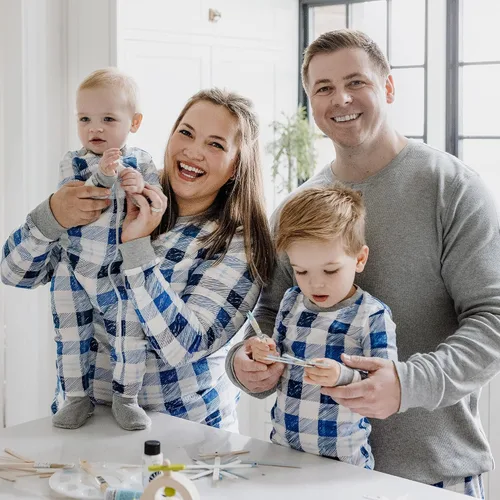 Miniatura 3 de Burt's Bees Baby - Pijamas navideñas de algodón orgánico a juego para toda la familia, Frozen Plaid, 24 meses