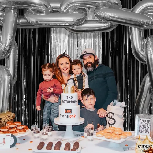 Miniatura 8 de KatchOn, Telón de fondo negro y plateado extra grande, 3.2 x 8 pies, paquete de 3 Cortina de aluminio plateada y negra para decoraciones de fiesta