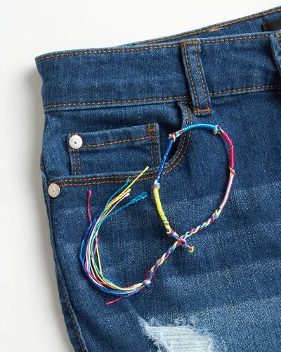 Miniatura 3 de DKNY Pantalones cortos de mezclilla elásticos con 5 bolsillos para niña grande